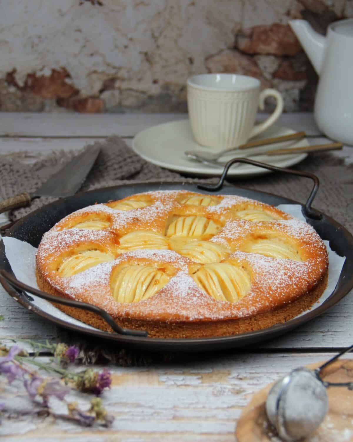 Ein Apfelkuchen auf einem Serviertablett.