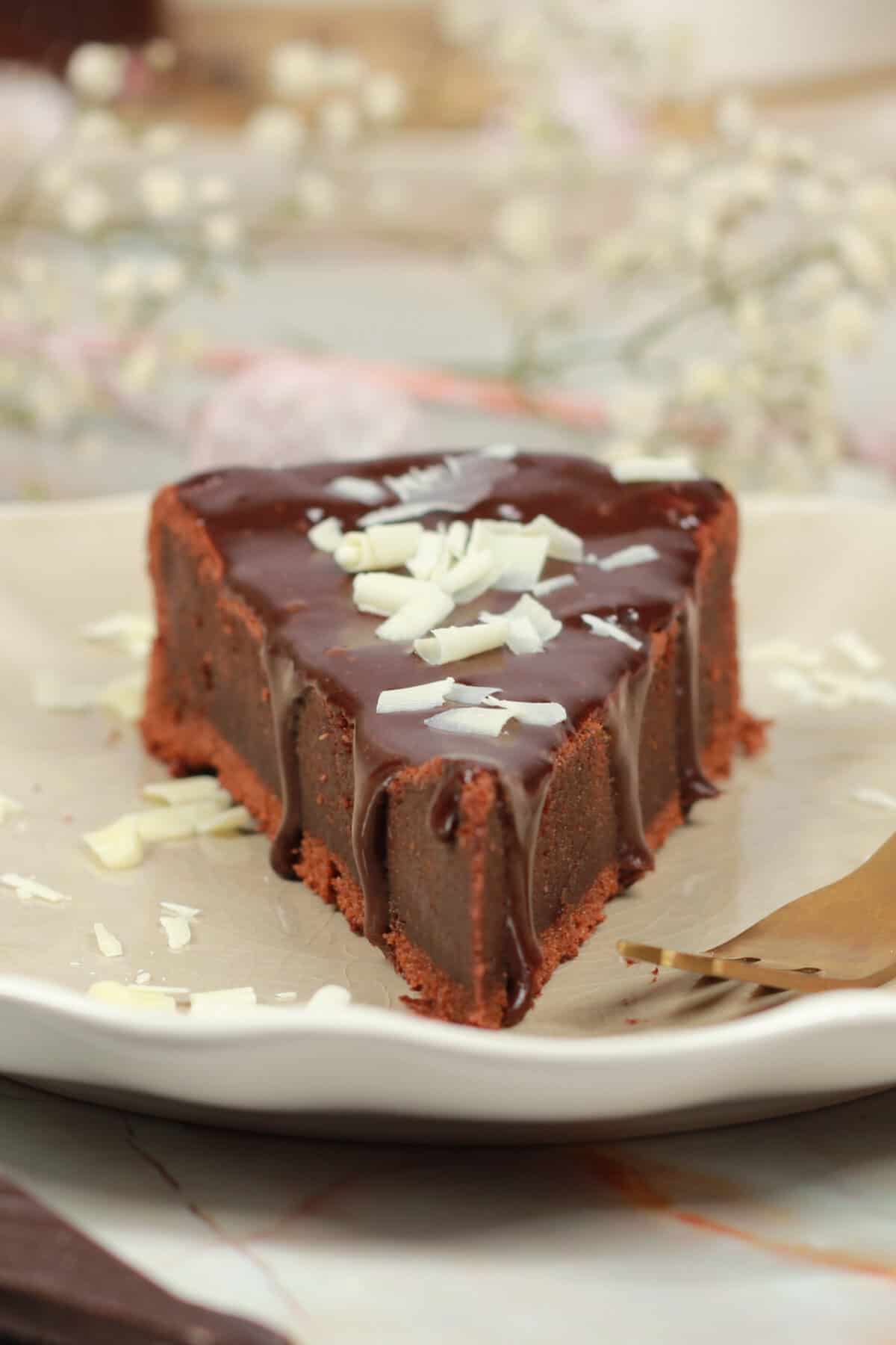 Ein Stück Schokoladenkuchen auf einem Teller.