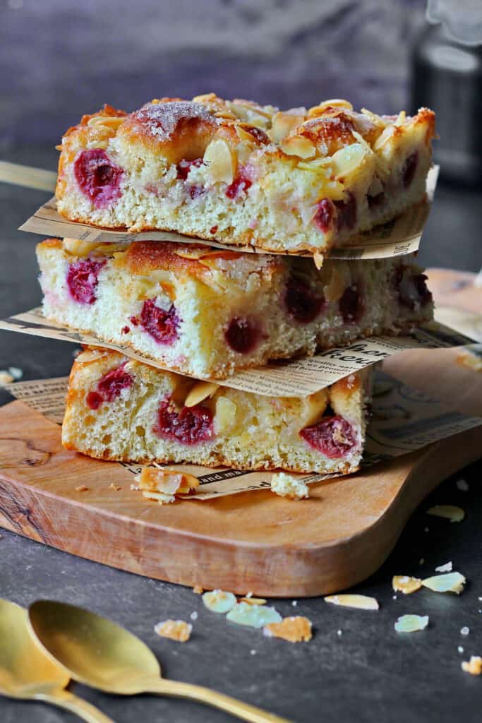 Saftiger Butterkuchen mit Kirschen - Einfaches Rezept - Thermokoch.de
