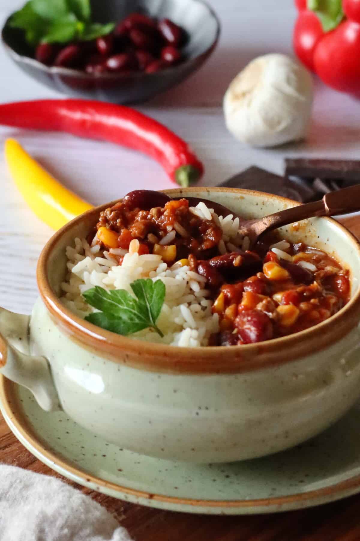 Eine Schale mit Chili con Carne und Reis.