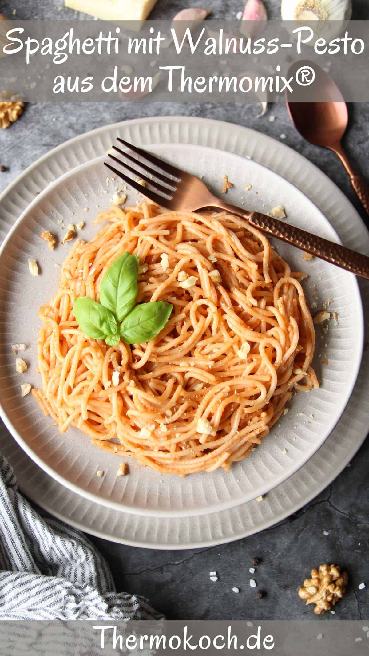 Ein Teller mit Spaghetti mit Walnuss-Pesto und Besteck.