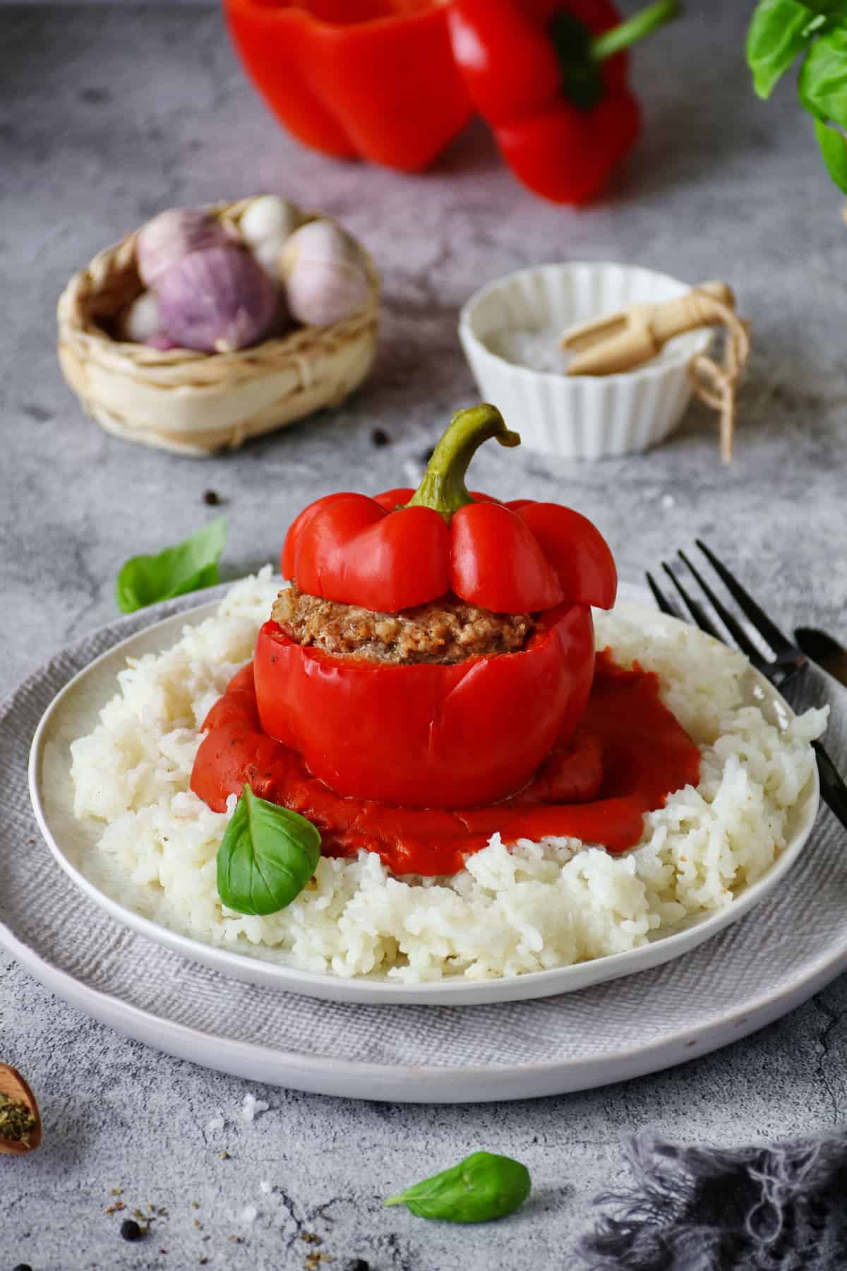 Eine gefüllte Paprika mit Reis auf einem Teller.