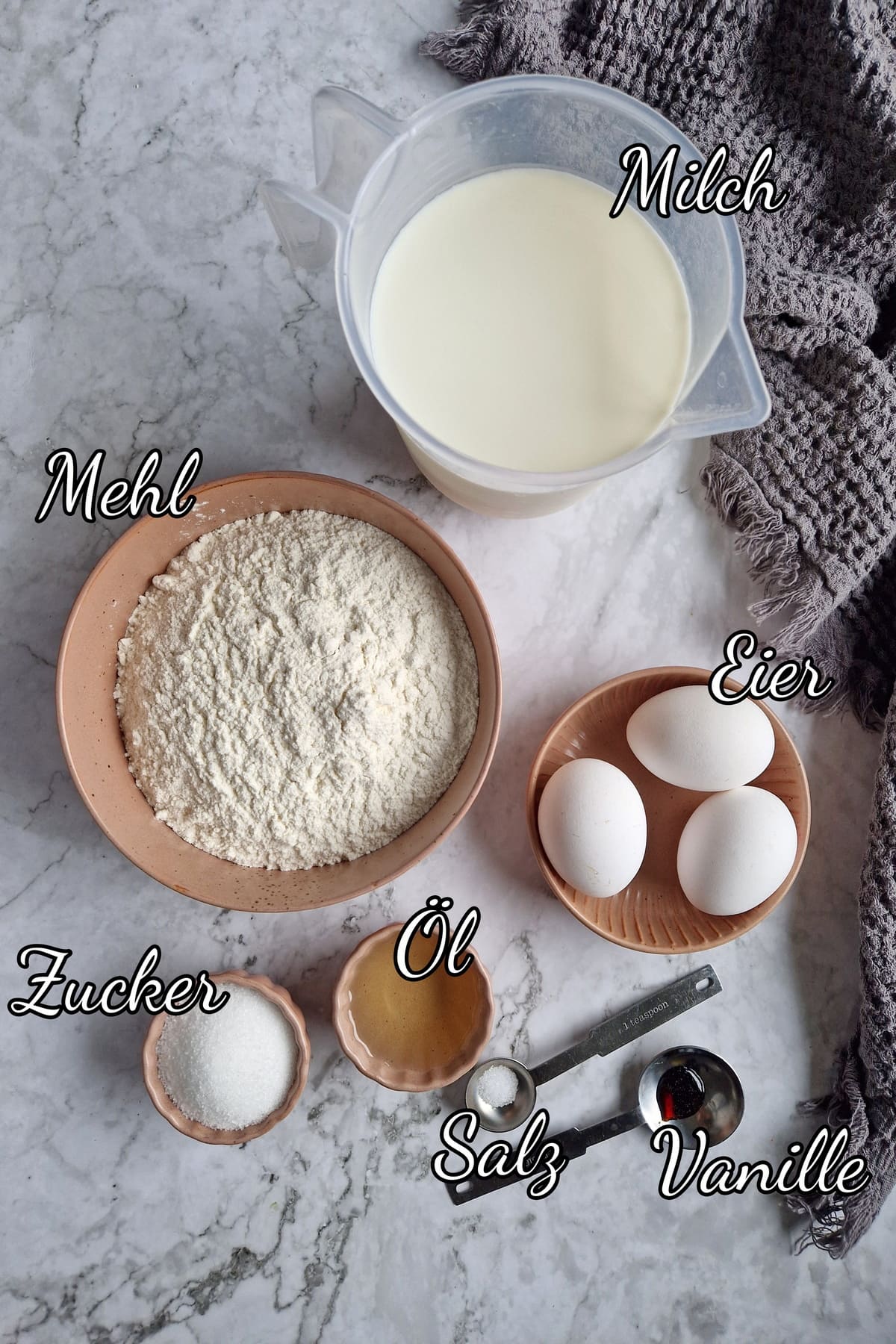Eine Zusammenstellung der Zutaten für Pfannkuchen.