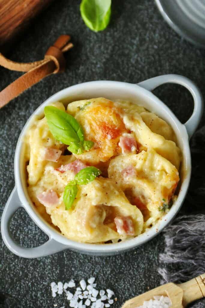 Ofentortellini alla Panna - Einfaches Rezept für überbackene Tortellini ...