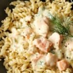 Heißhunger auf Pasta? Diese cremigen Lachs-Nudeln sind in 30 Minuten fertig!