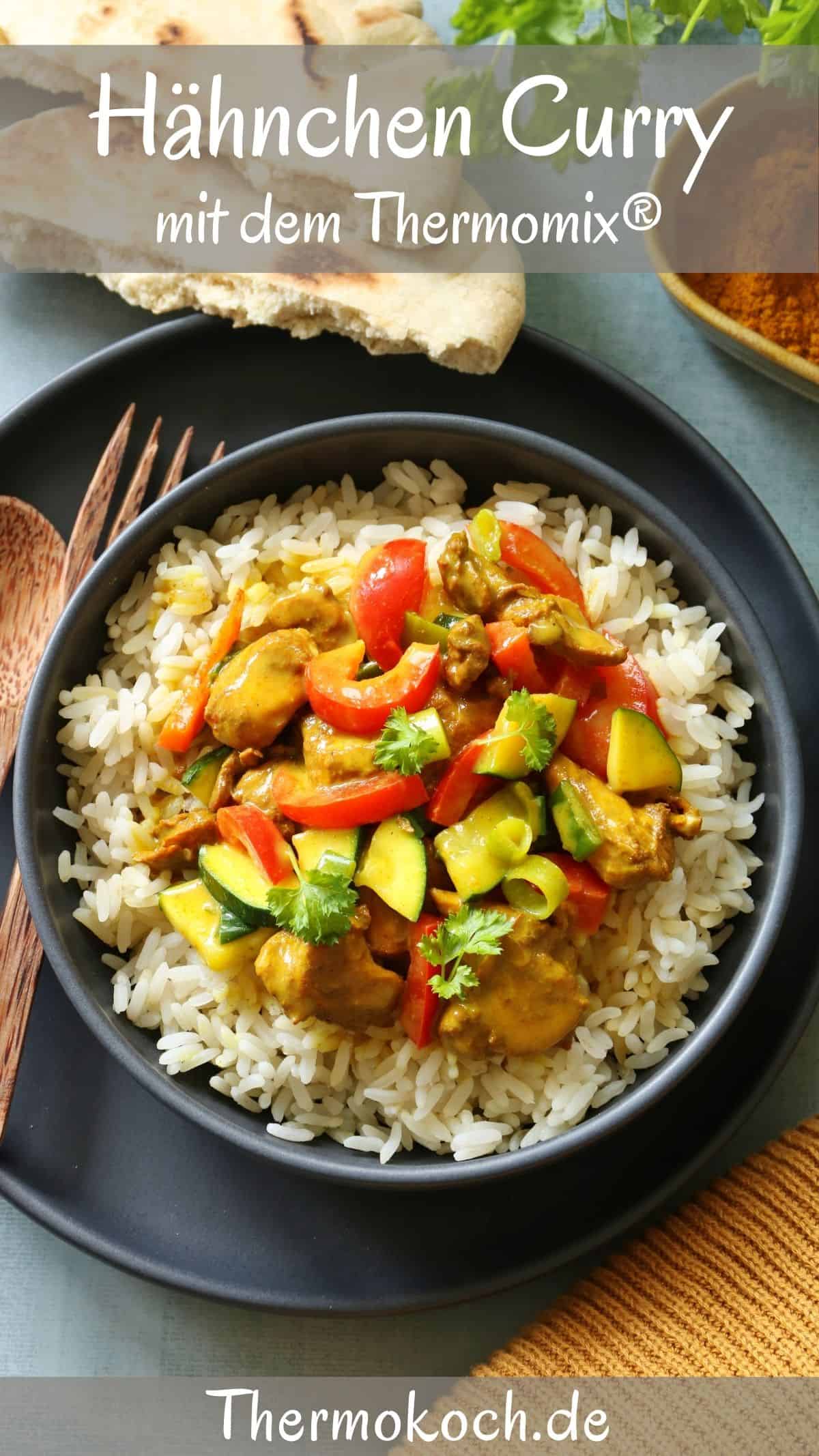 Eine Schale mit Hähnchen Curry und Reis.