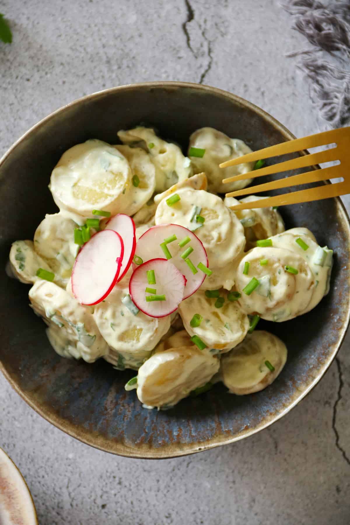 Ein Schälchen mit Kartoffelsalat.