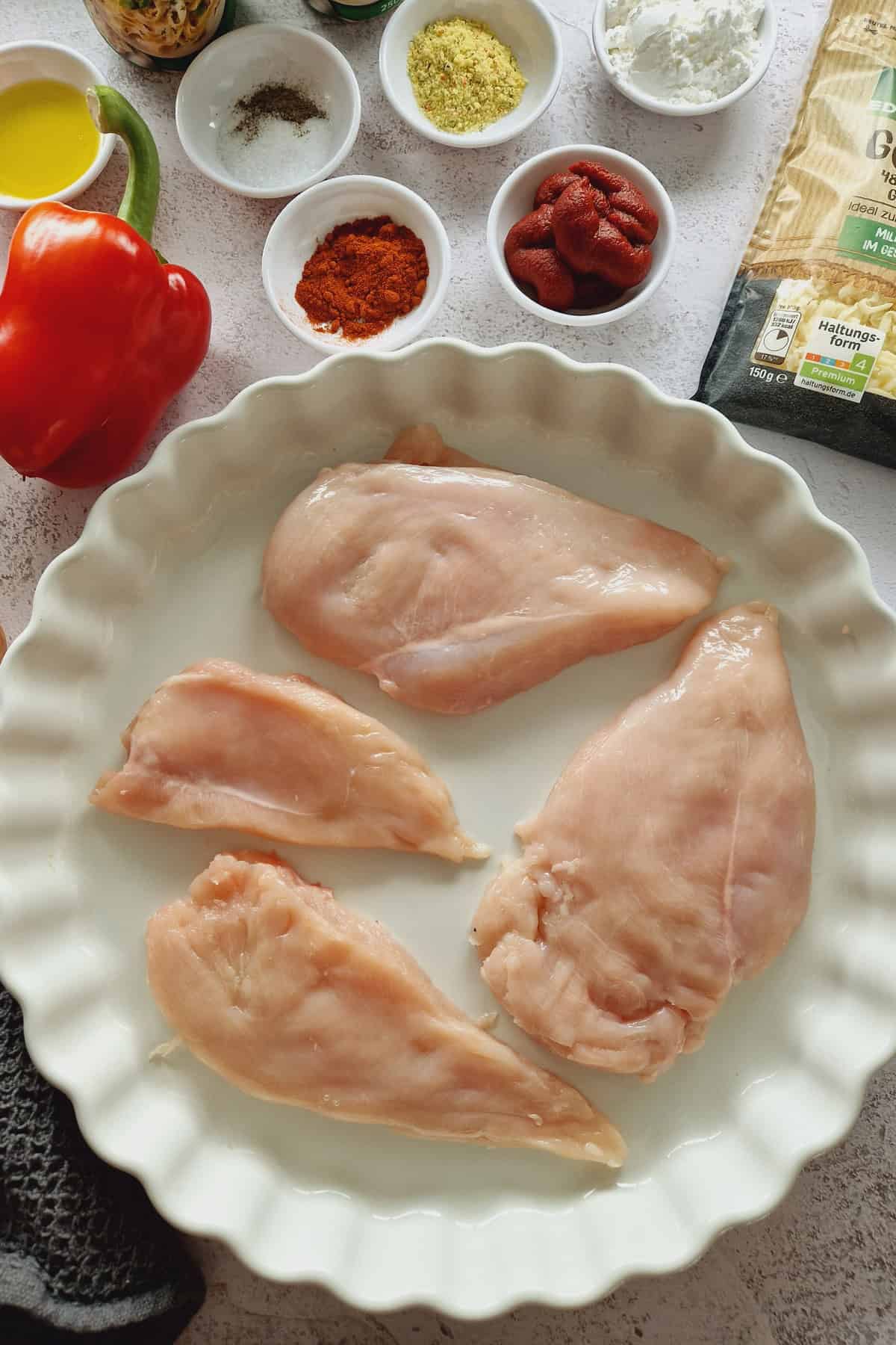 Eine Zusammenstellung der Zutaten für Paprika-Sahne-Hähnchen.