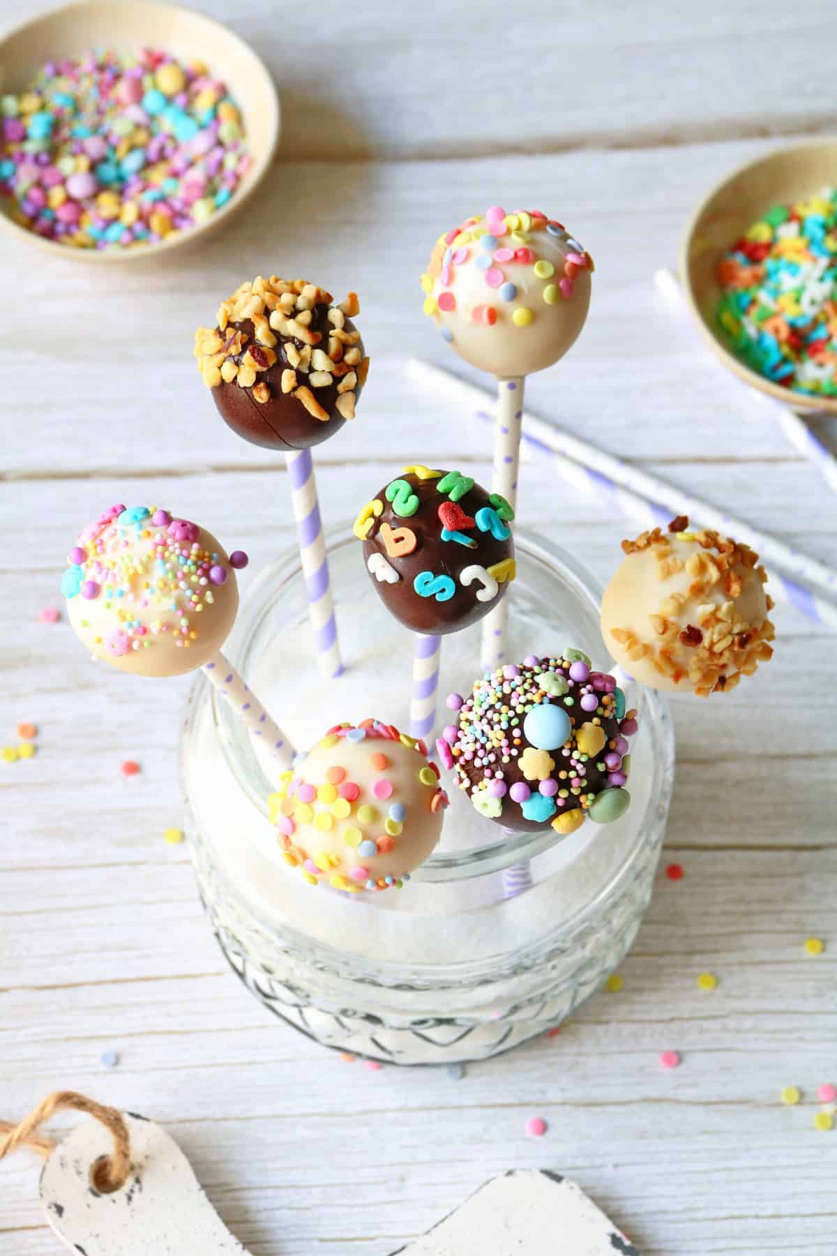 Mehrere Cake Pops in einem Glas.