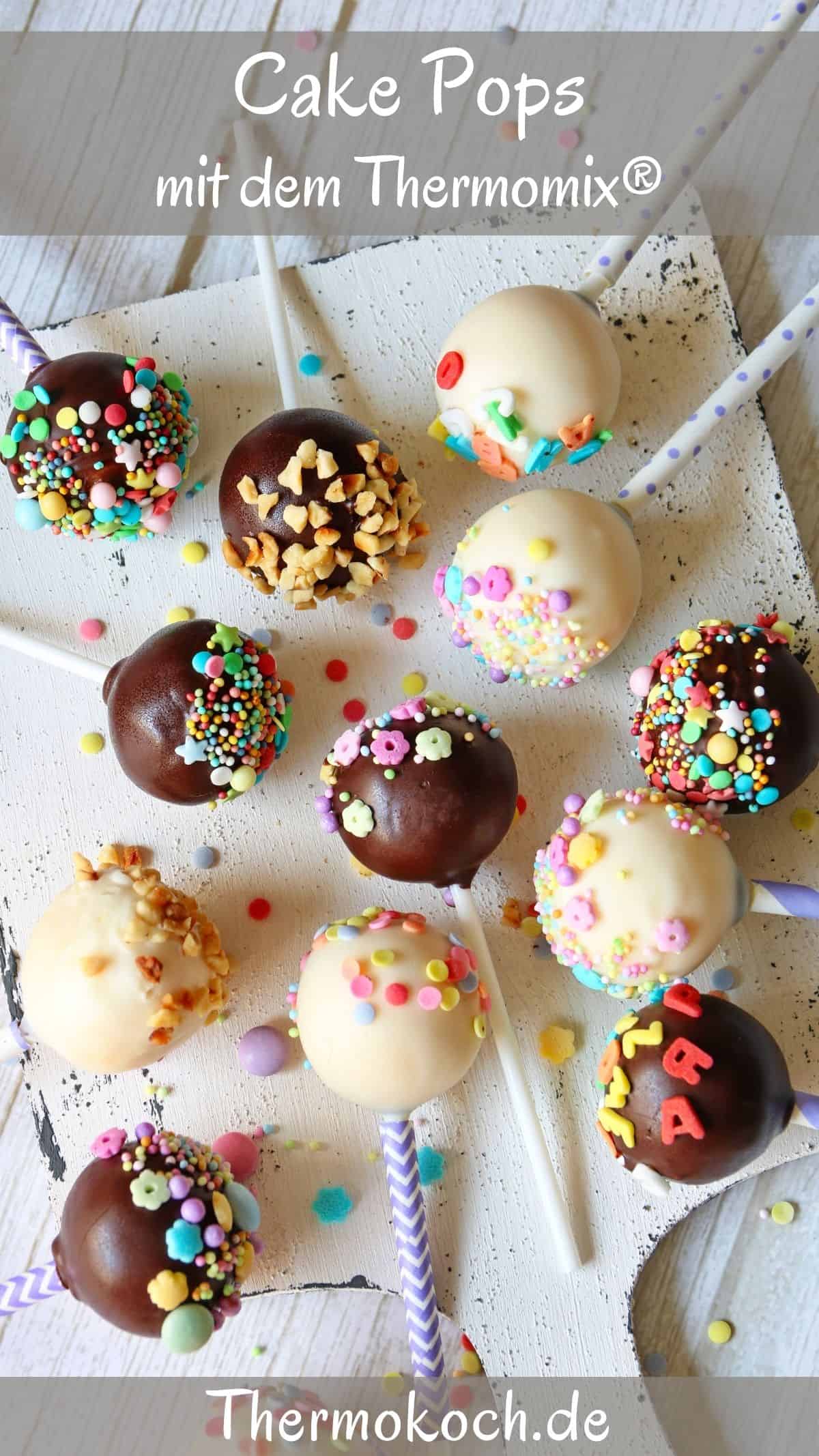 Cake Pops auf einem weißen Holzbrett.