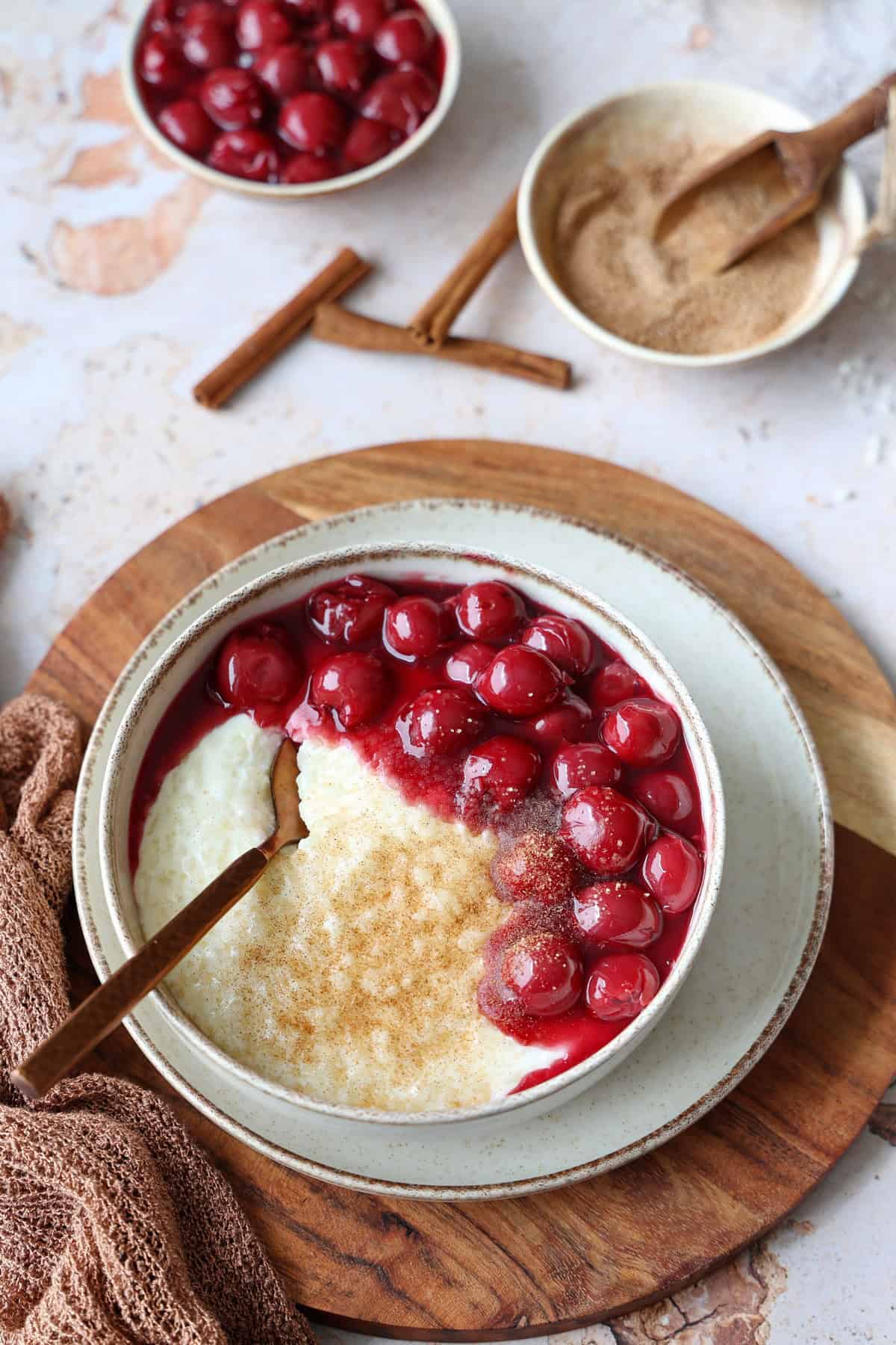 Eine Schale mit Milchreis und Kirschen.