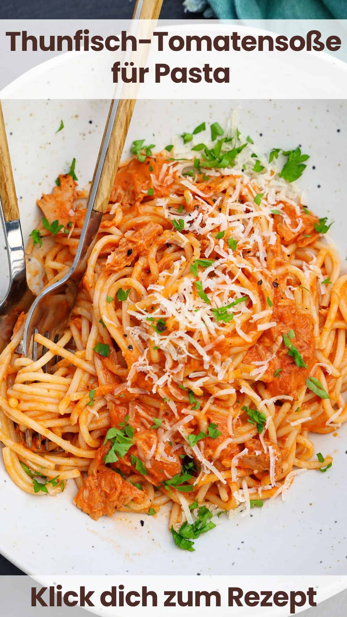 Ein weißer Teller mit Spaghetti mit Thunfisch-Tomatensoße.