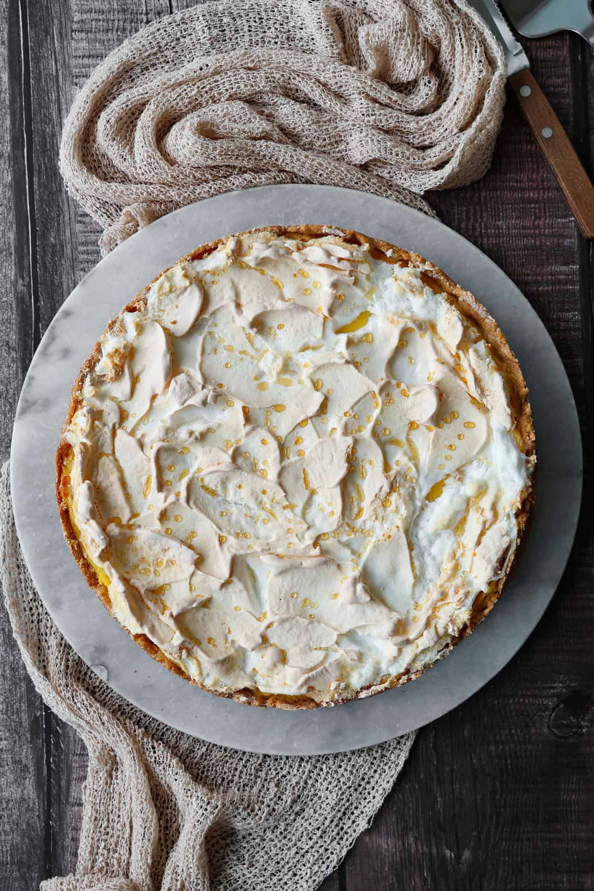 Ein Käsekuchen mit Mandarinen und Baiser.