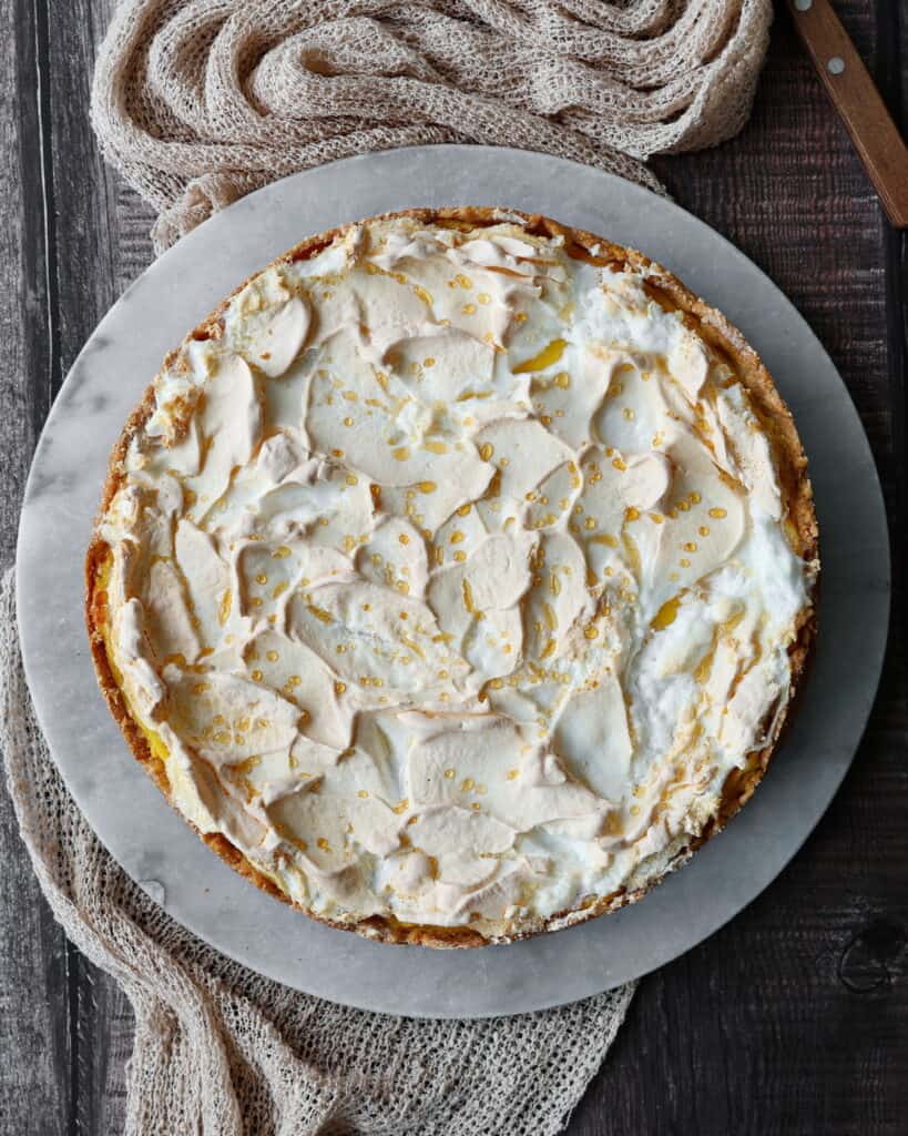 Ein Käsekuchen mit Mandarinen und Baiser.