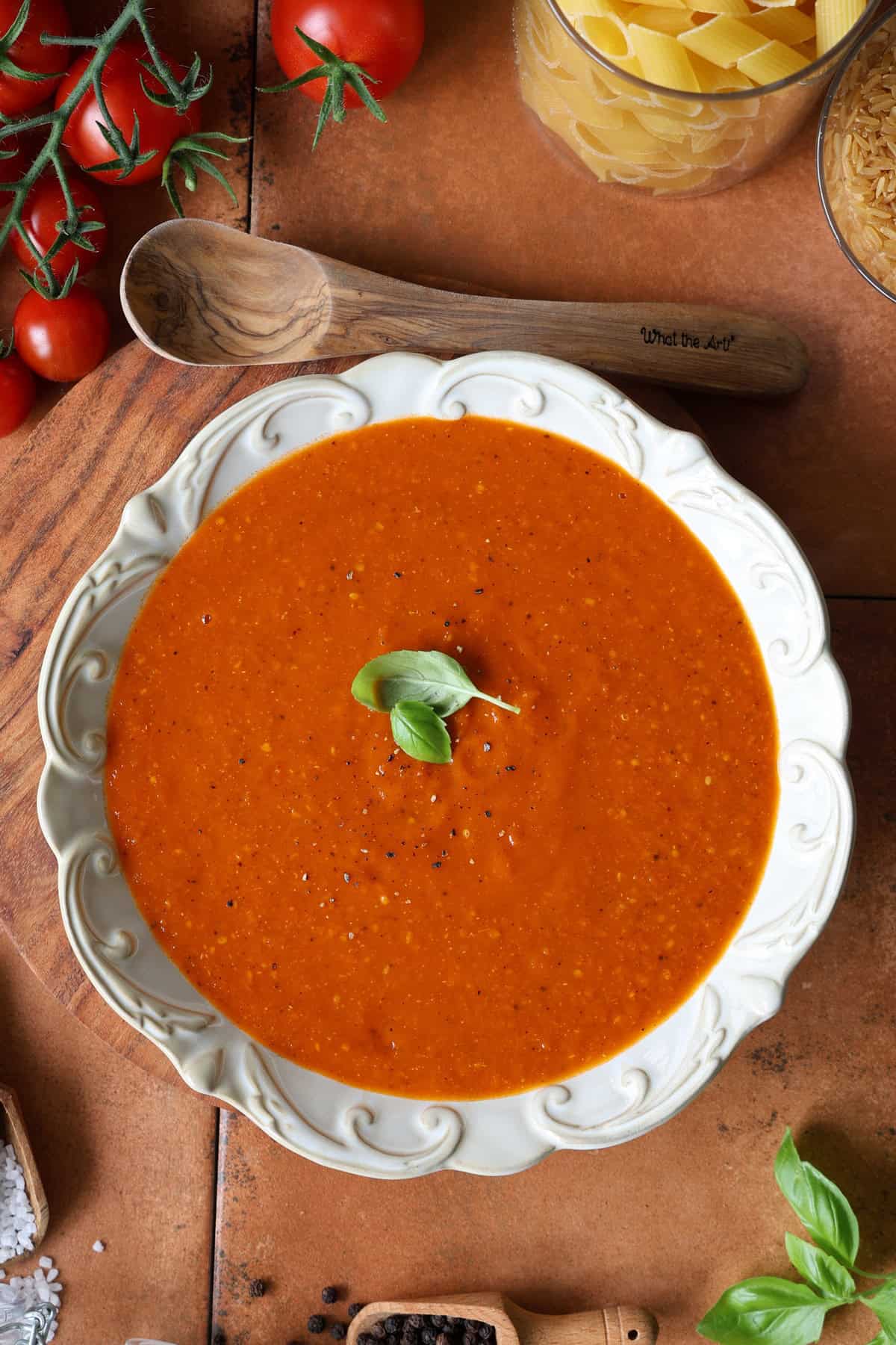 Ein tiefer Teller mit ofengerösteter Tomatensoße.