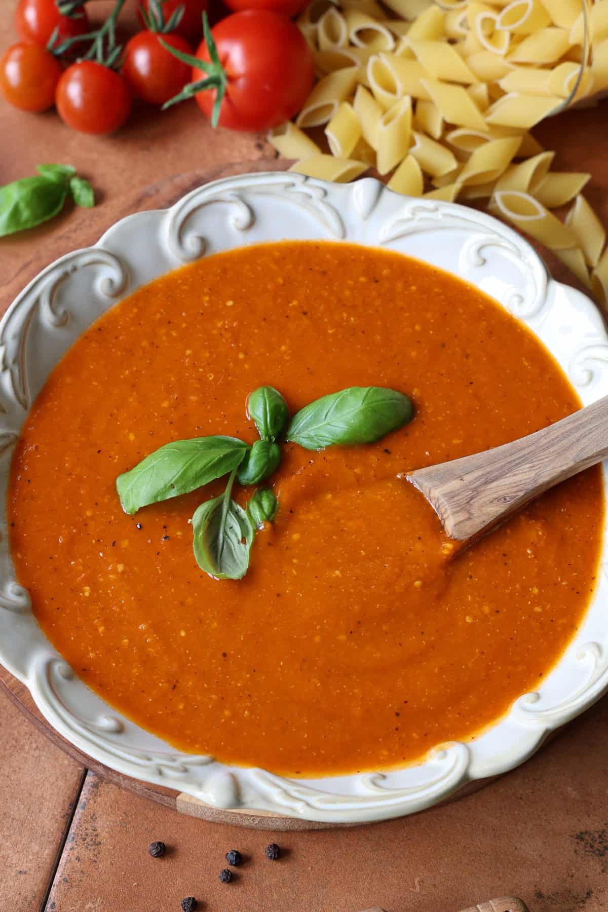 Eine Nahaufnahme von einem tiefen Teller mit ofengerösteter Tomatensoße.