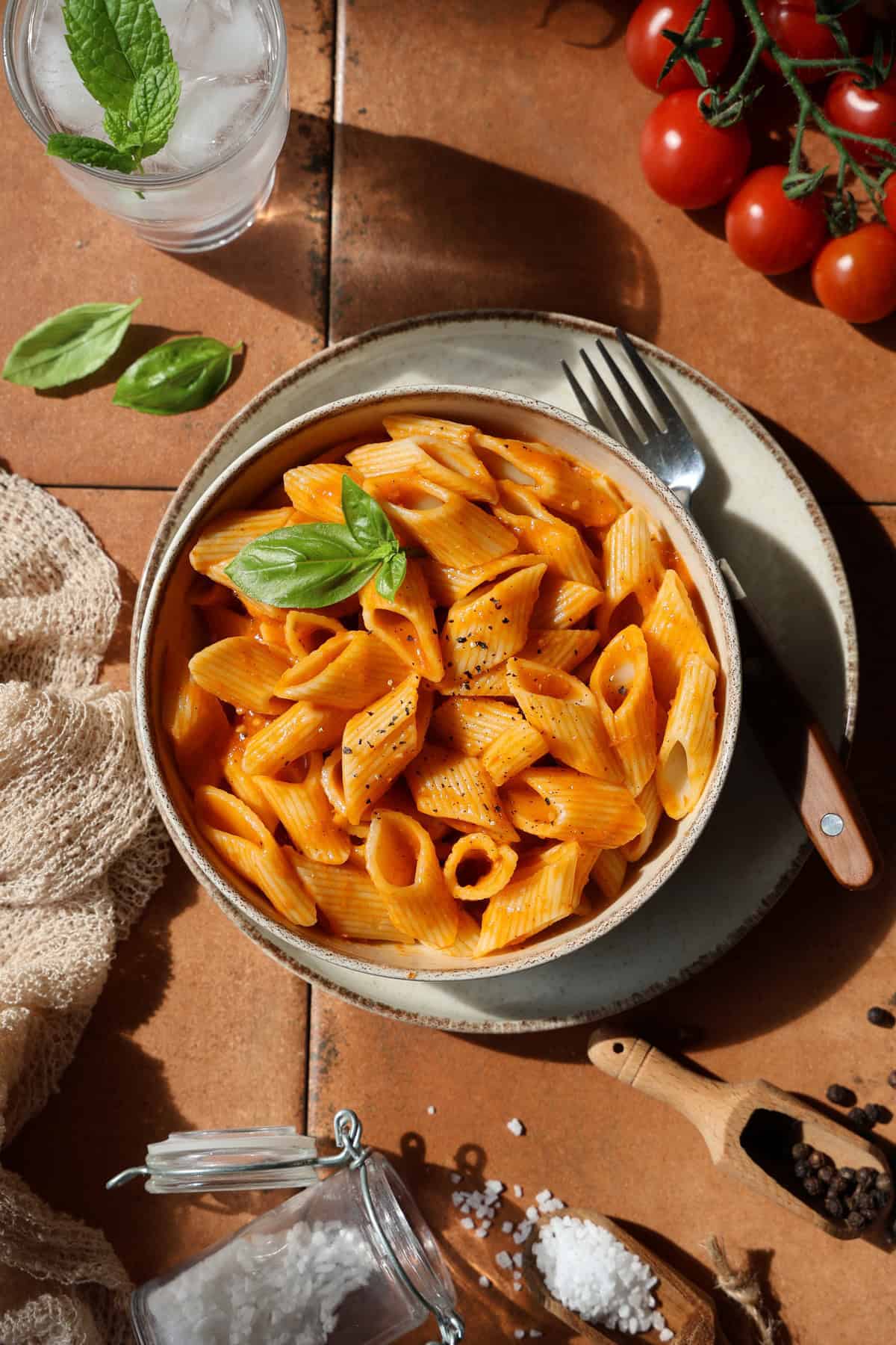 Eine Schale mit ofengerösteter Tomatensoße und Nudeln.