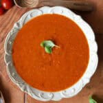 Ein tiefer Teller mit Ofengerösteter Tomatensoße.