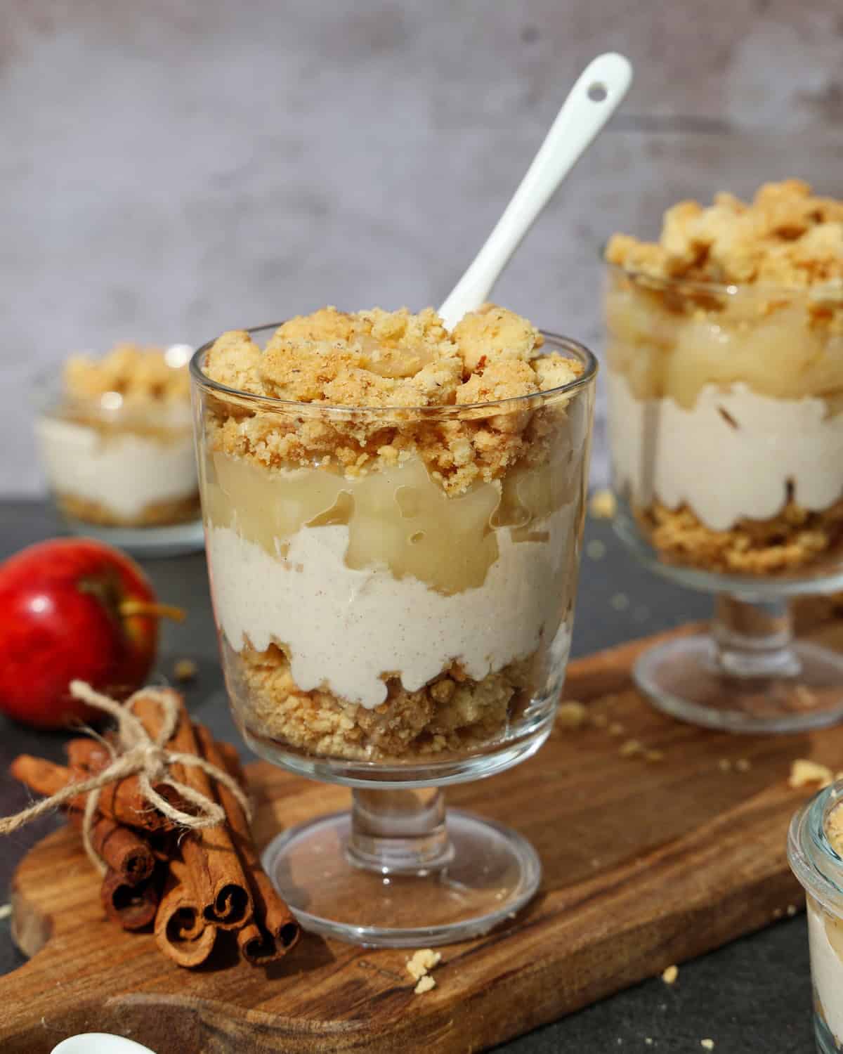 Apfel-Quark-Dessert mit Streuseln im Glas - Thermokoch.de
