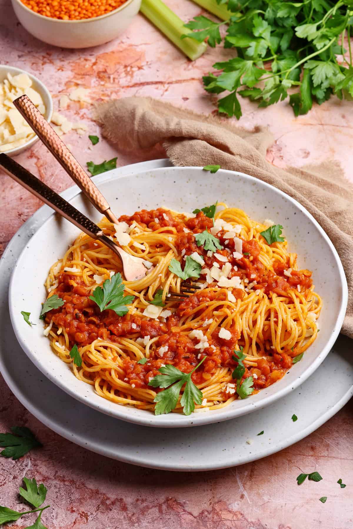 Ein Teller mit Linsen-Bolognese und Spaghetti.