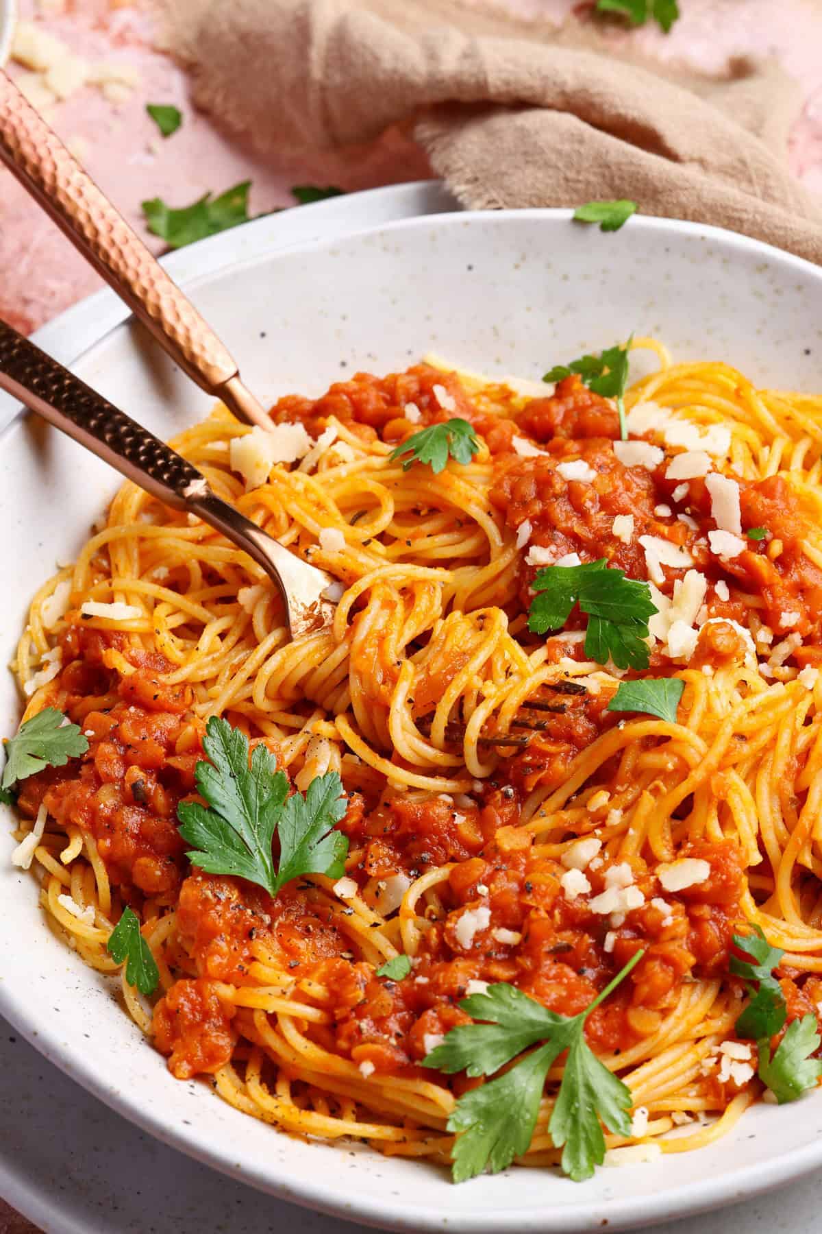 Eine Nahaufnahme von einem Teller mit Linsen-Bolognese und Spaghetti.