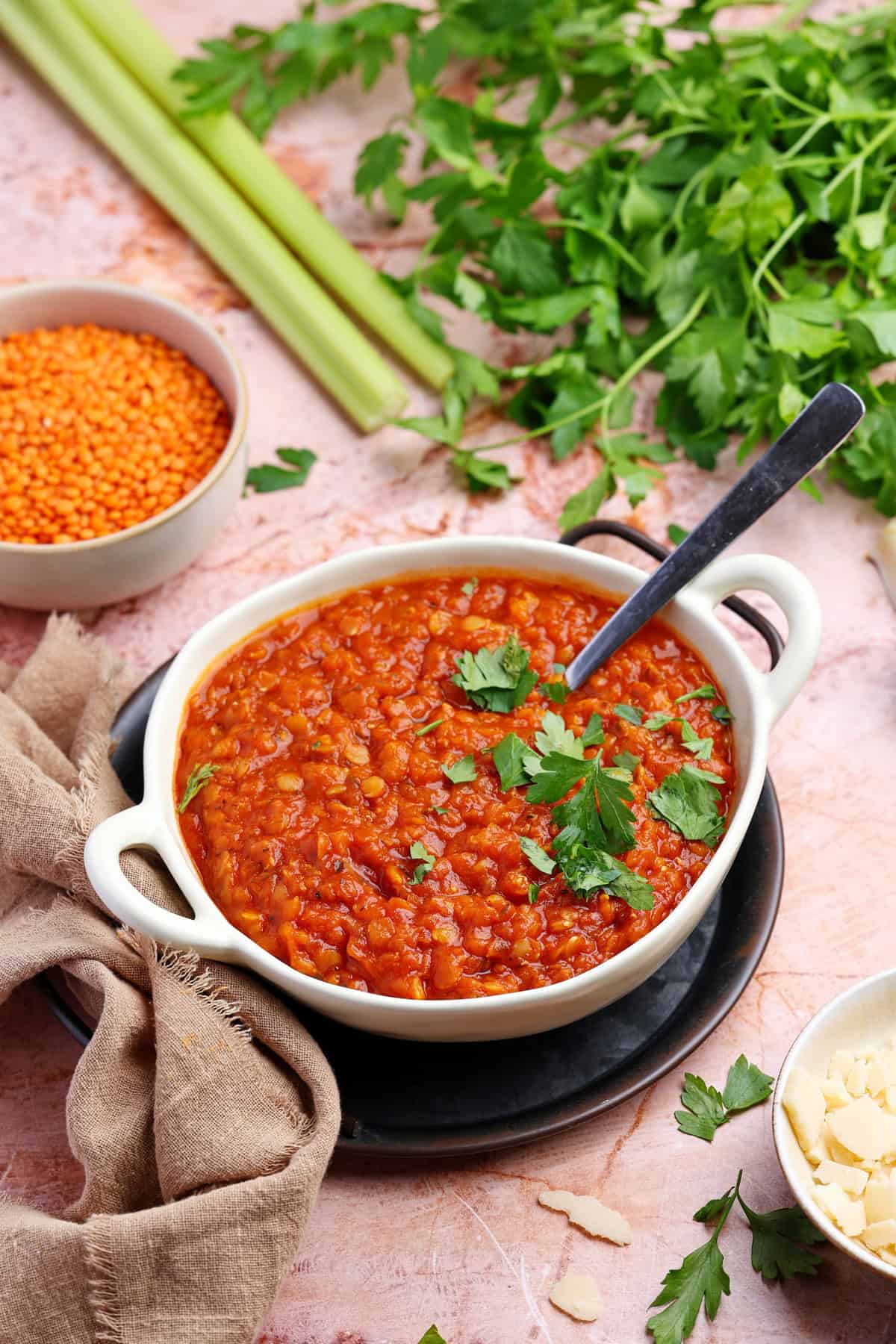 Eine weiße Schale mit Linsen-Bolognese.