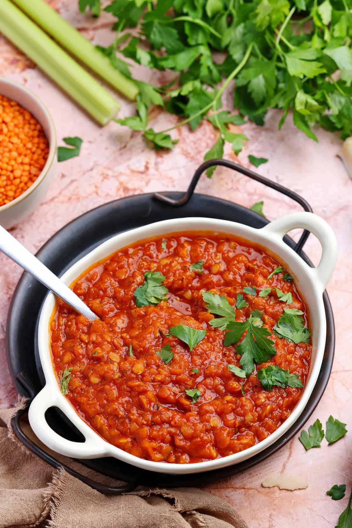 Eine weiße Schale mit Linsen-Bolognese.