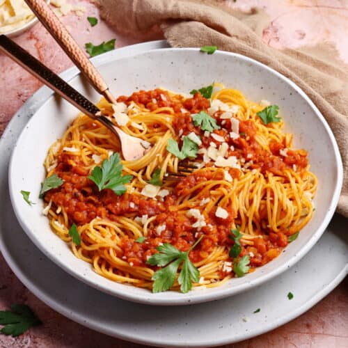 Ein Teller mit Linsen-Bolognese und Spaghetti.