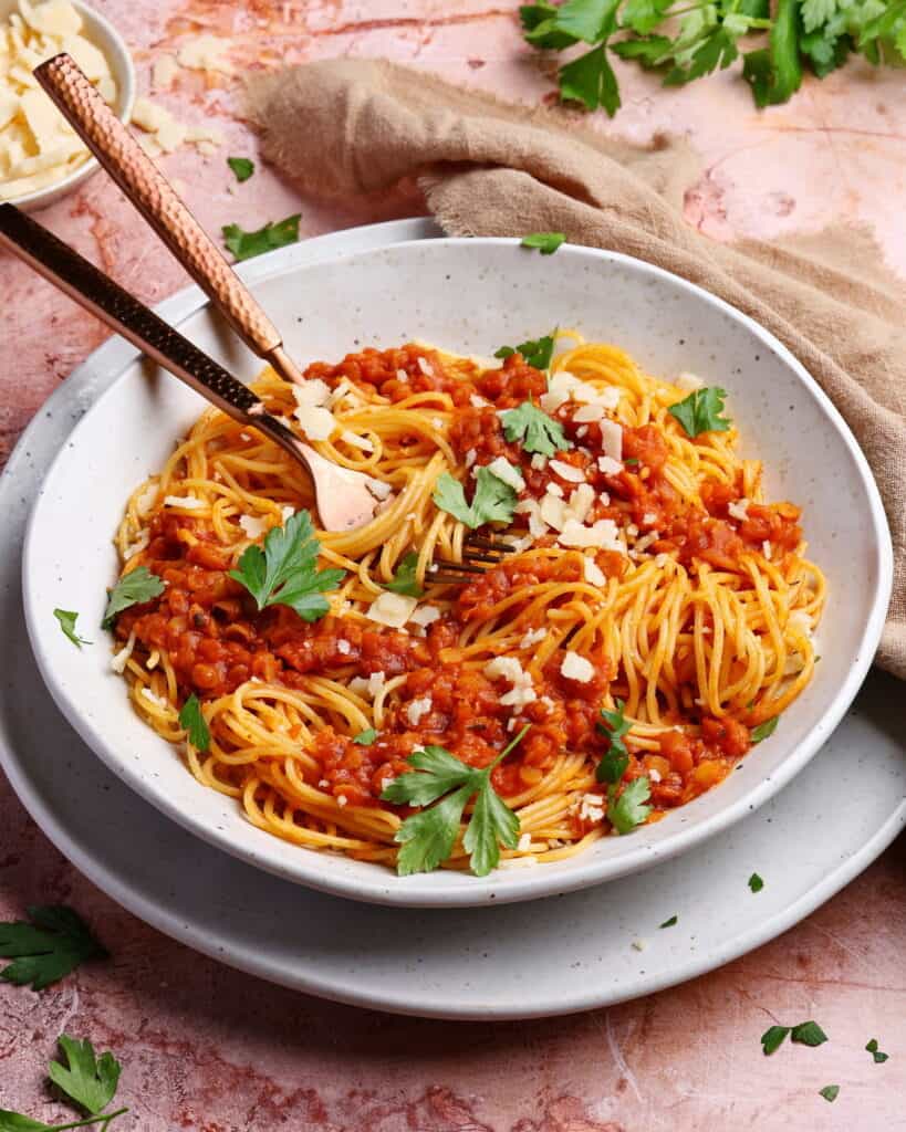 Ein Teller mit Linsen-Bolognese und Spaghetti.