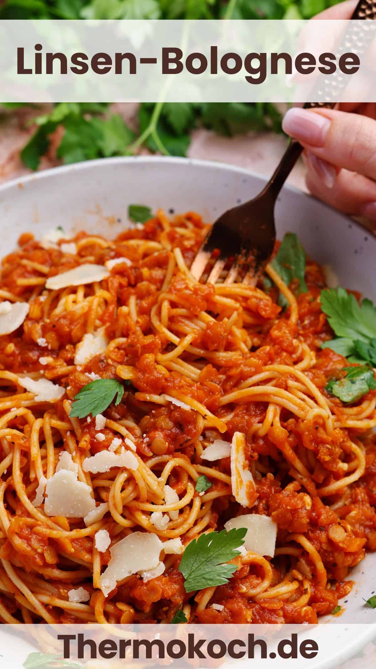 Ein tiefer Teller mit Linsen-Bolognese.