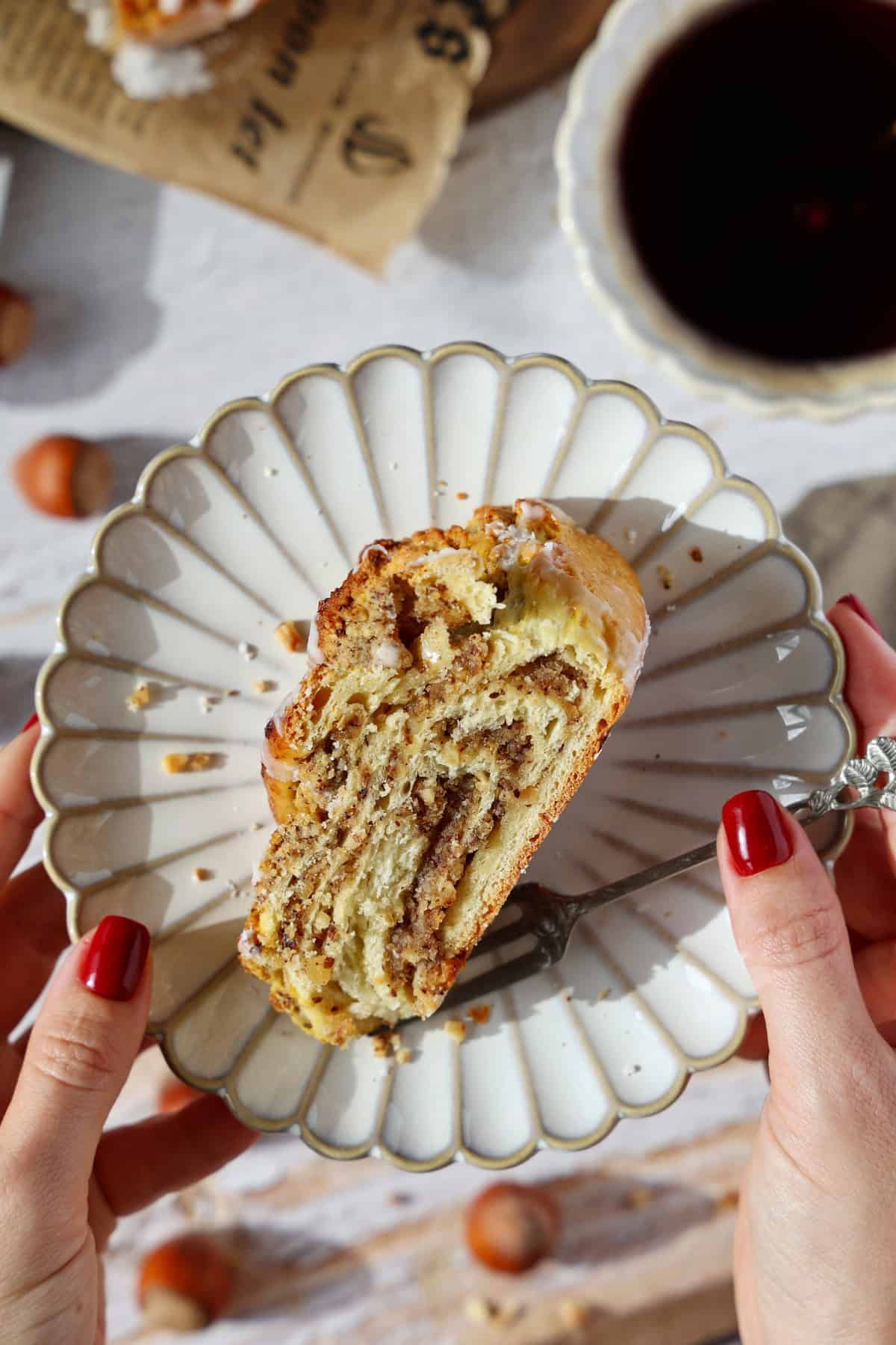 Ein Teller mit einem Stück Nusskranz mit Marzipan.