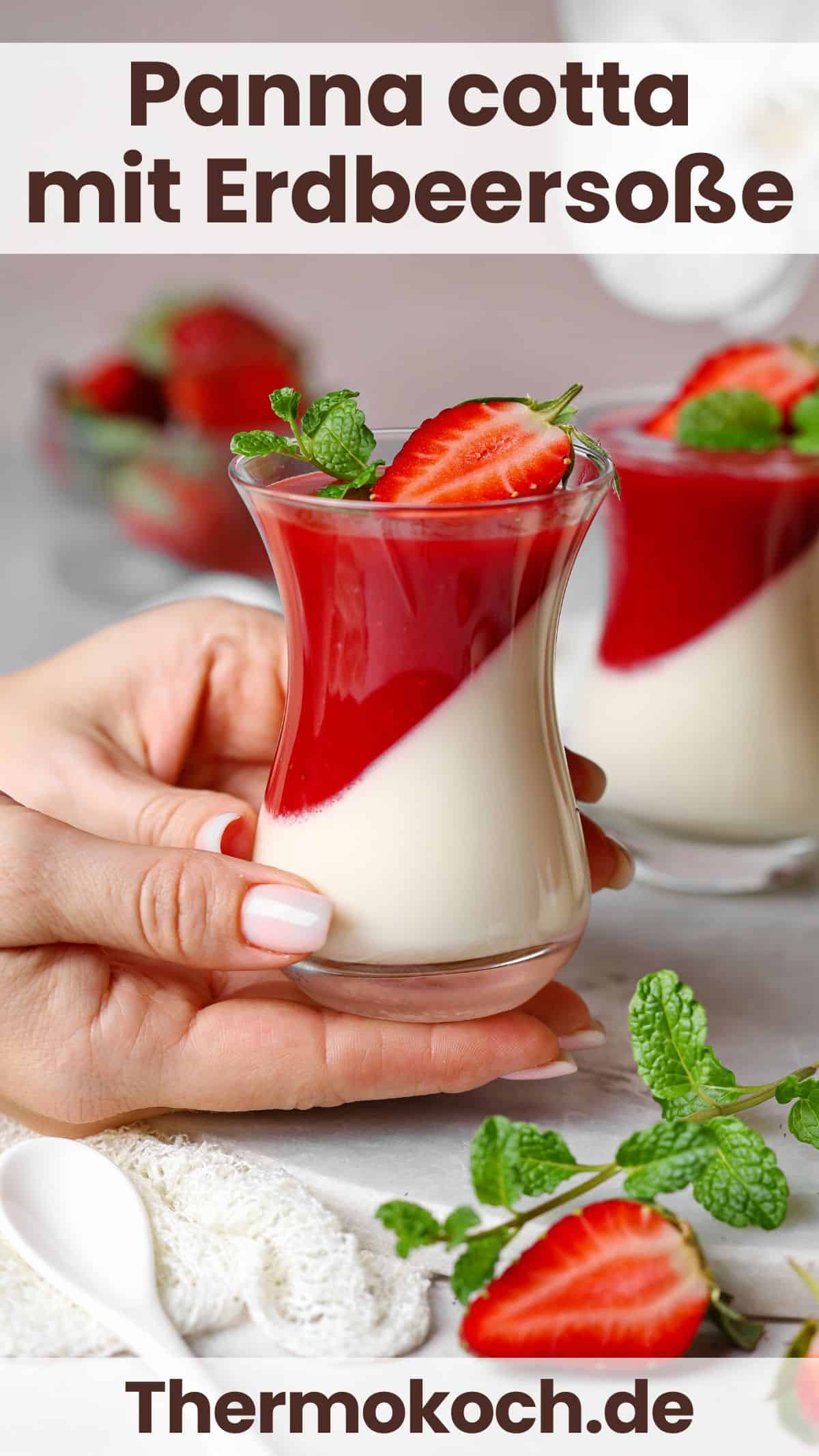 Eine Hand Glas Panna cotta mit Erdbeersoße. Im Hintergrund mehrere Gläser Panna cotta mit Erdbeersoße.