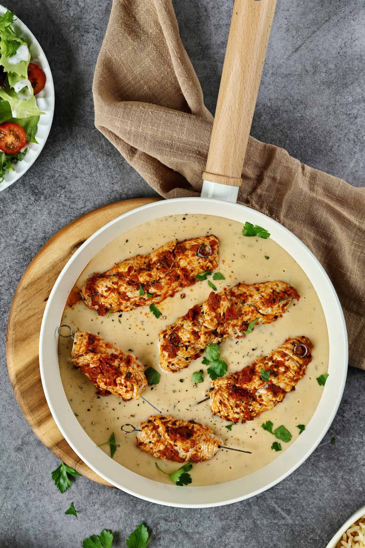 Eine Pfanne mit Putenrouladen mit Pesto.