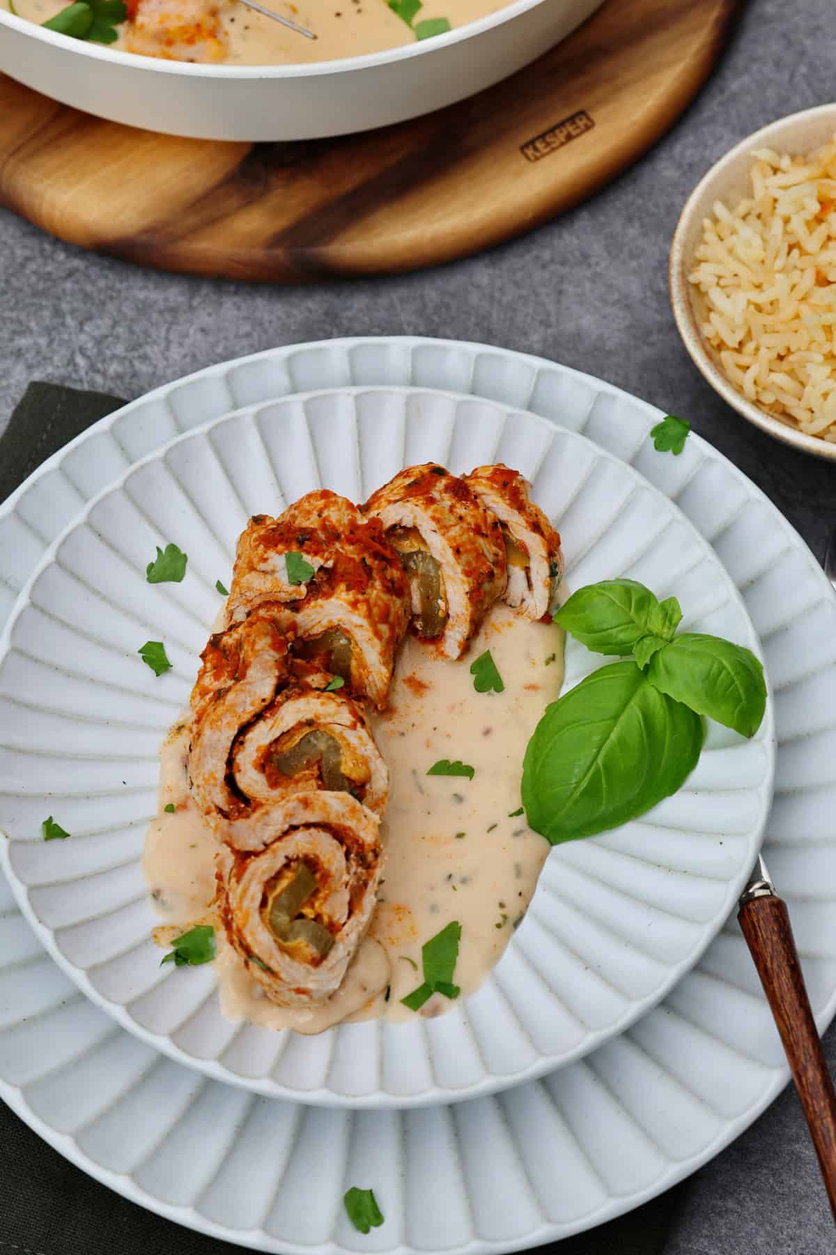 Ein Teller mit einer Putenroulade mit Pesto.