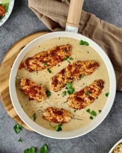 Eine Pfanne mit Putenrouladen mit Pesto.