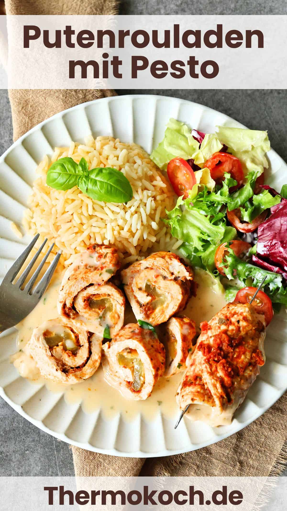 Ein Teller mit Putenrouladen mit Pesto, Reis und Salat.