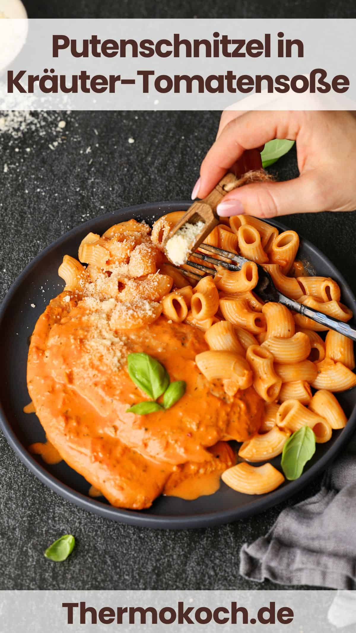 Ein dunkler Teller mit Putenschnitzel in würziger Kräuter-Tomatensoße und Nudeln, auf den Parmesan gestreut wird.