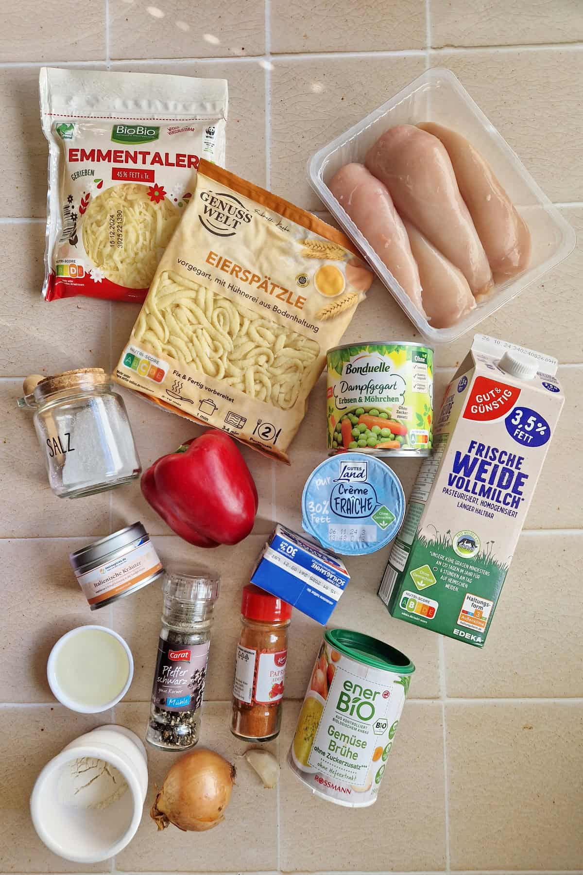 Eine Zusammenstellung der Zutaten für den Spätzle-Auflauf mit Hähnchen.