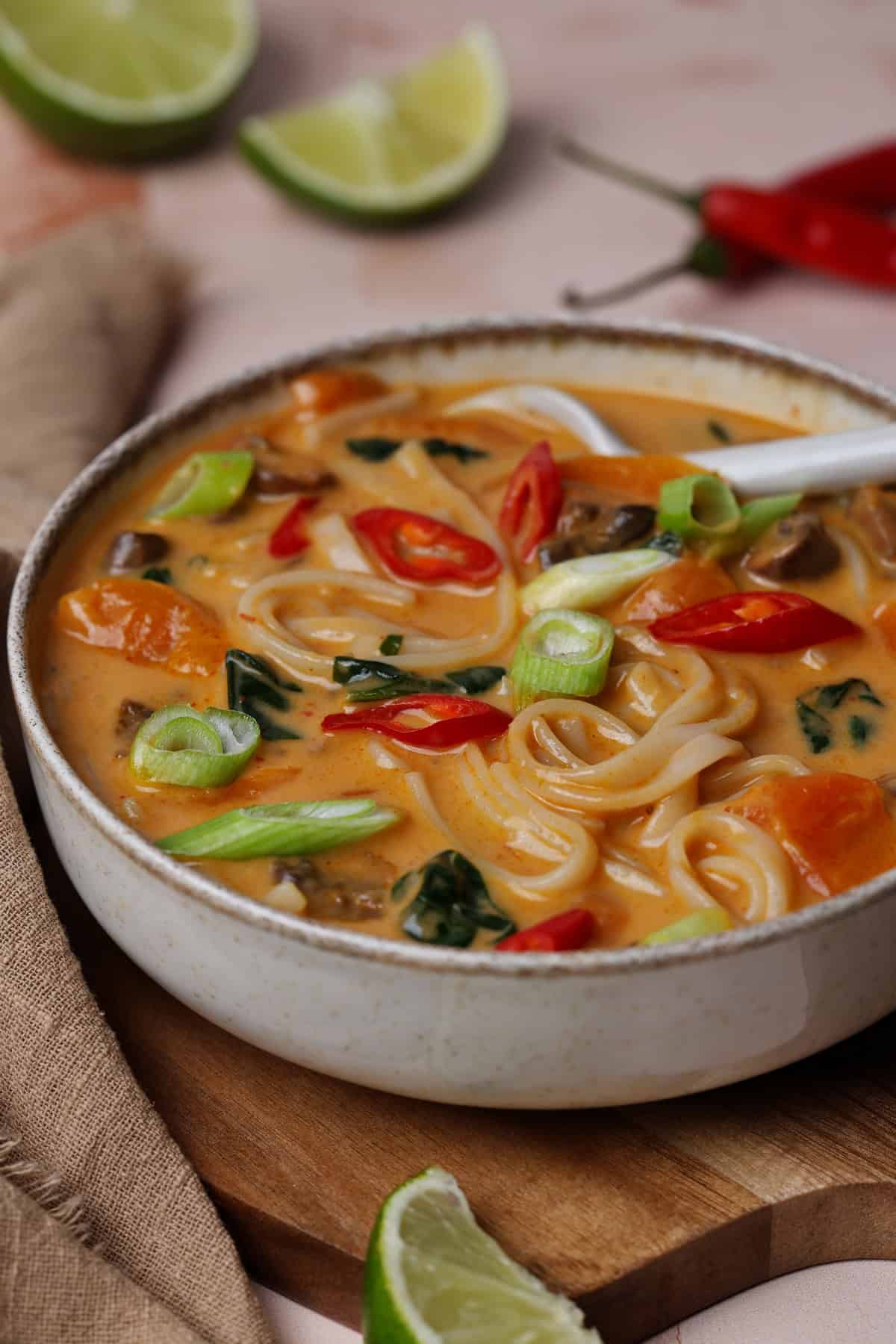 Eine Suppenschale mit Thai-Kokos-Suppe.