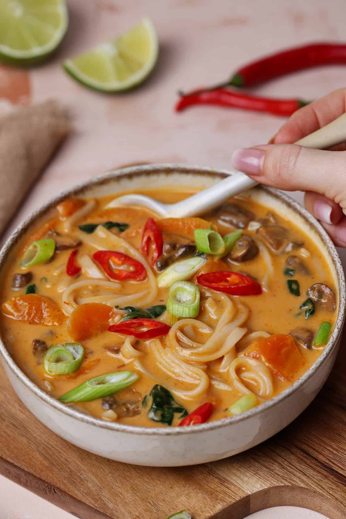 Eine Suppenschale mit Thai-Kokos-Suppe.