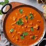 Eine Pfanne mit Butter Chicken.