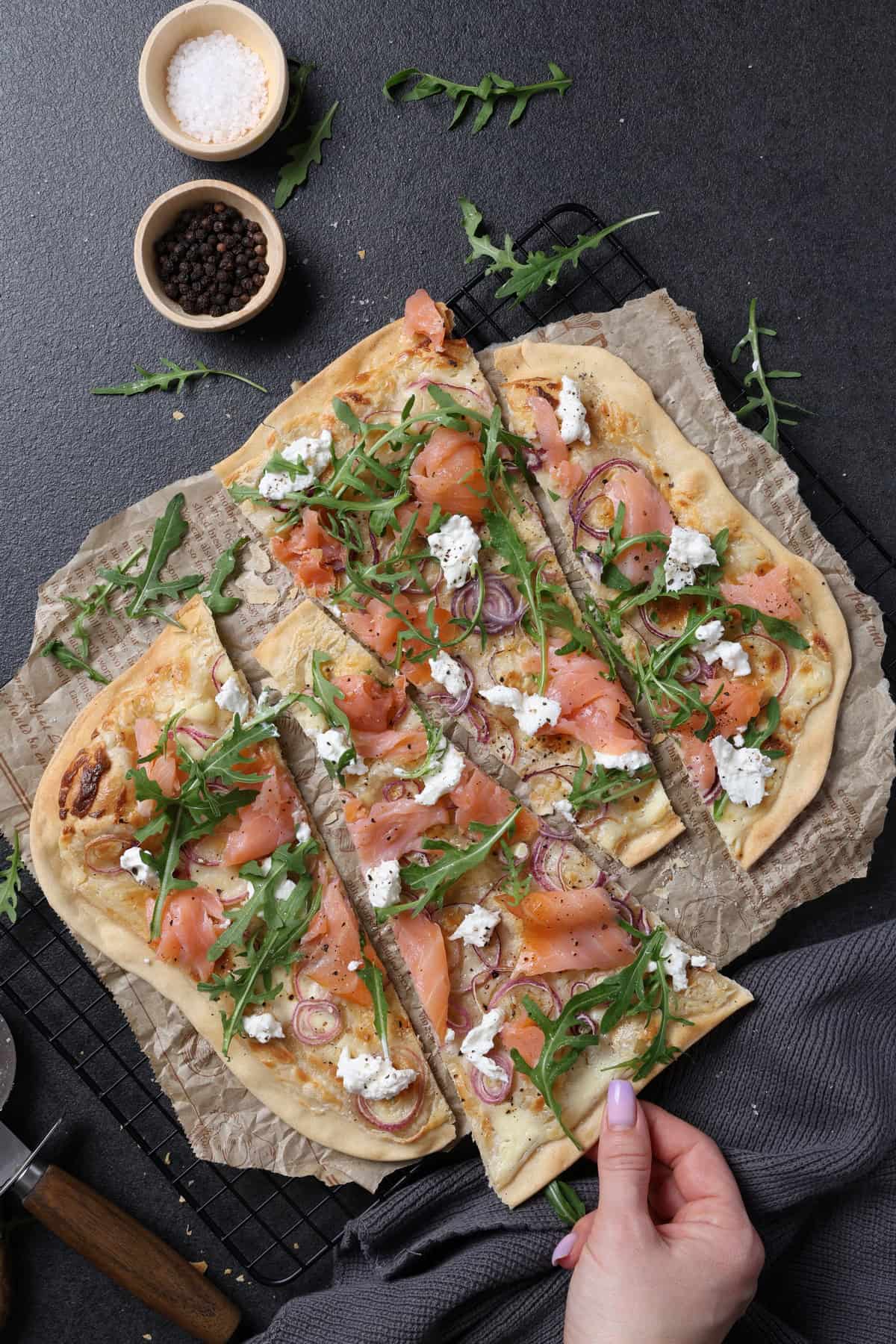 Ein Flammkuchen auf einem Küchengitter.