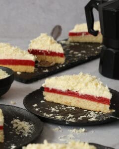 Ein Stück Frau Holle Kuchen auf einem Kuchenteller.