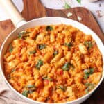 Eine Pfanne mit One-Pot Pasta mit Hähnchen und Spinat.