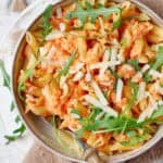 Eine Schale Pesto Calabrese mit Pasta.