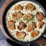 Eine Pfanne mit Schweinemedaillons mit Pfefferrahmsoße.