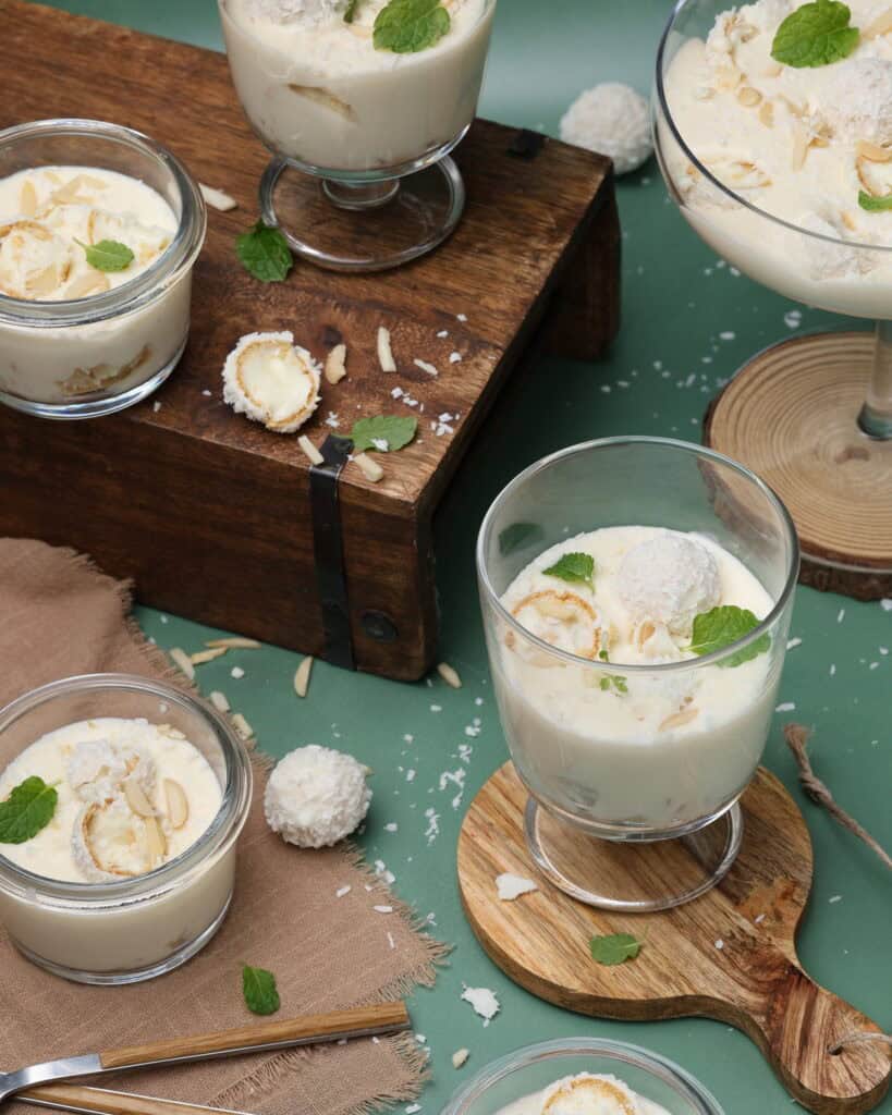 Mehrere Gläser mit Raffaello-Dessert.