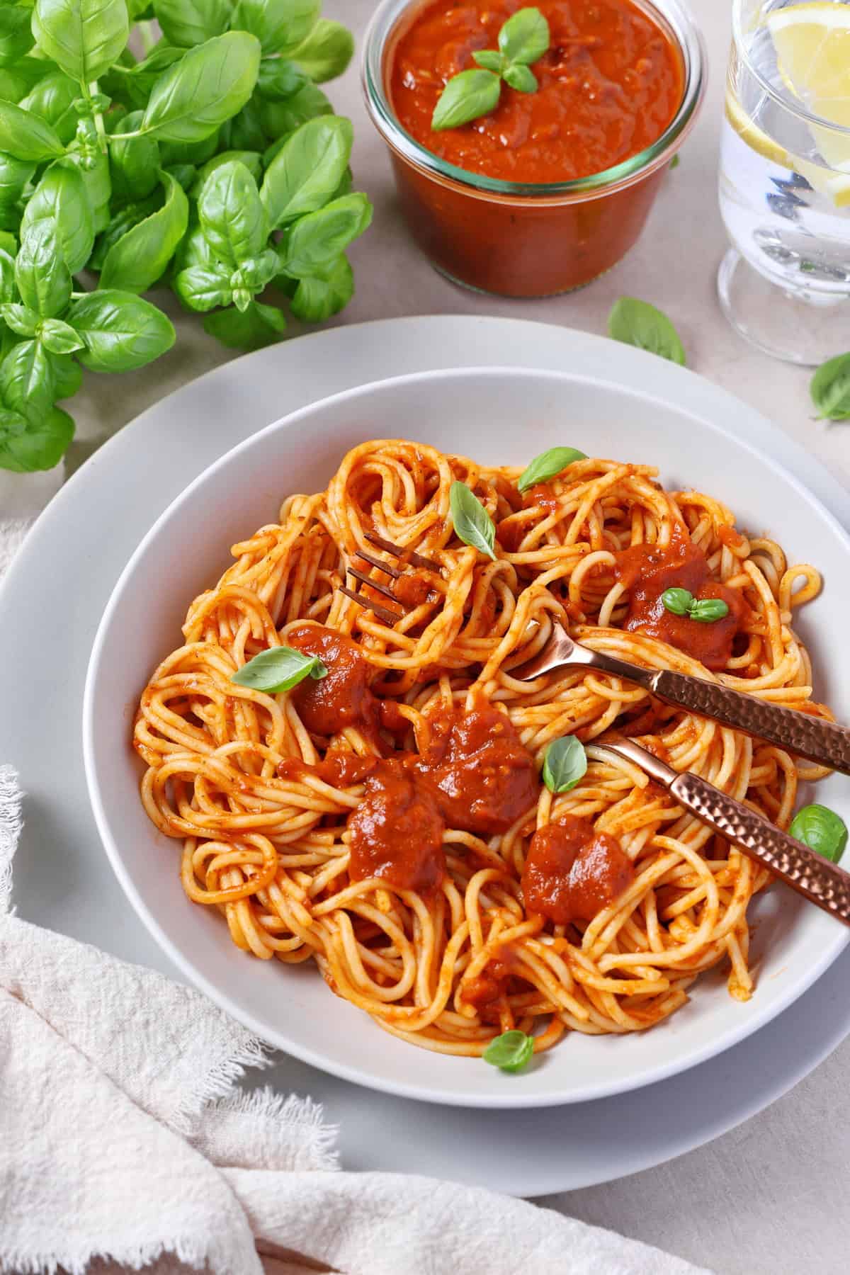 Ein Teller mit Spaghetti mit Tomatensoße à la Miracoli.