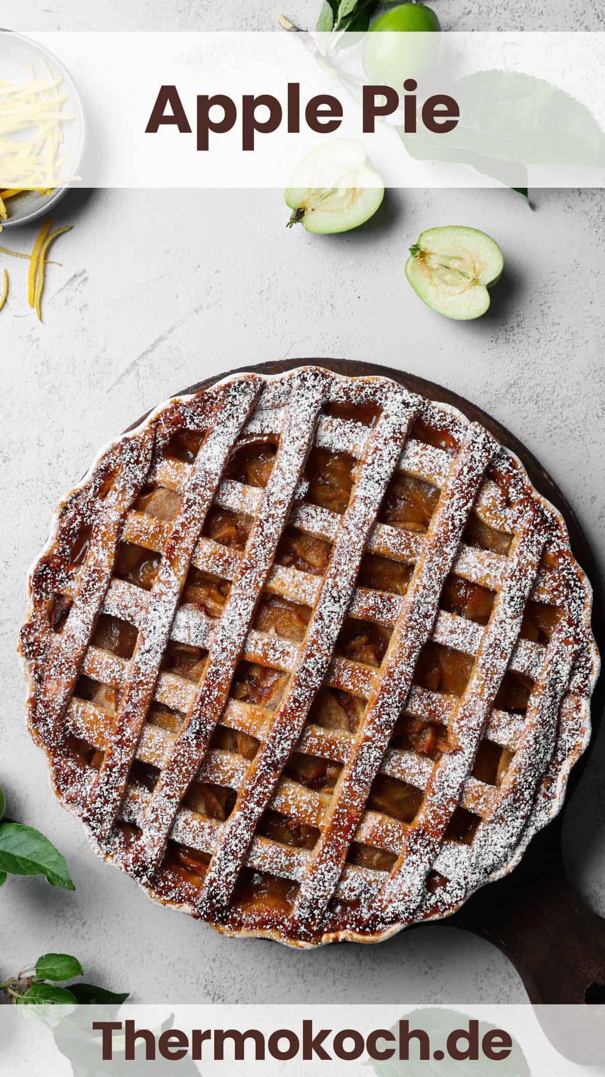 Ein Apple Pie auf einem runden Holztablett.