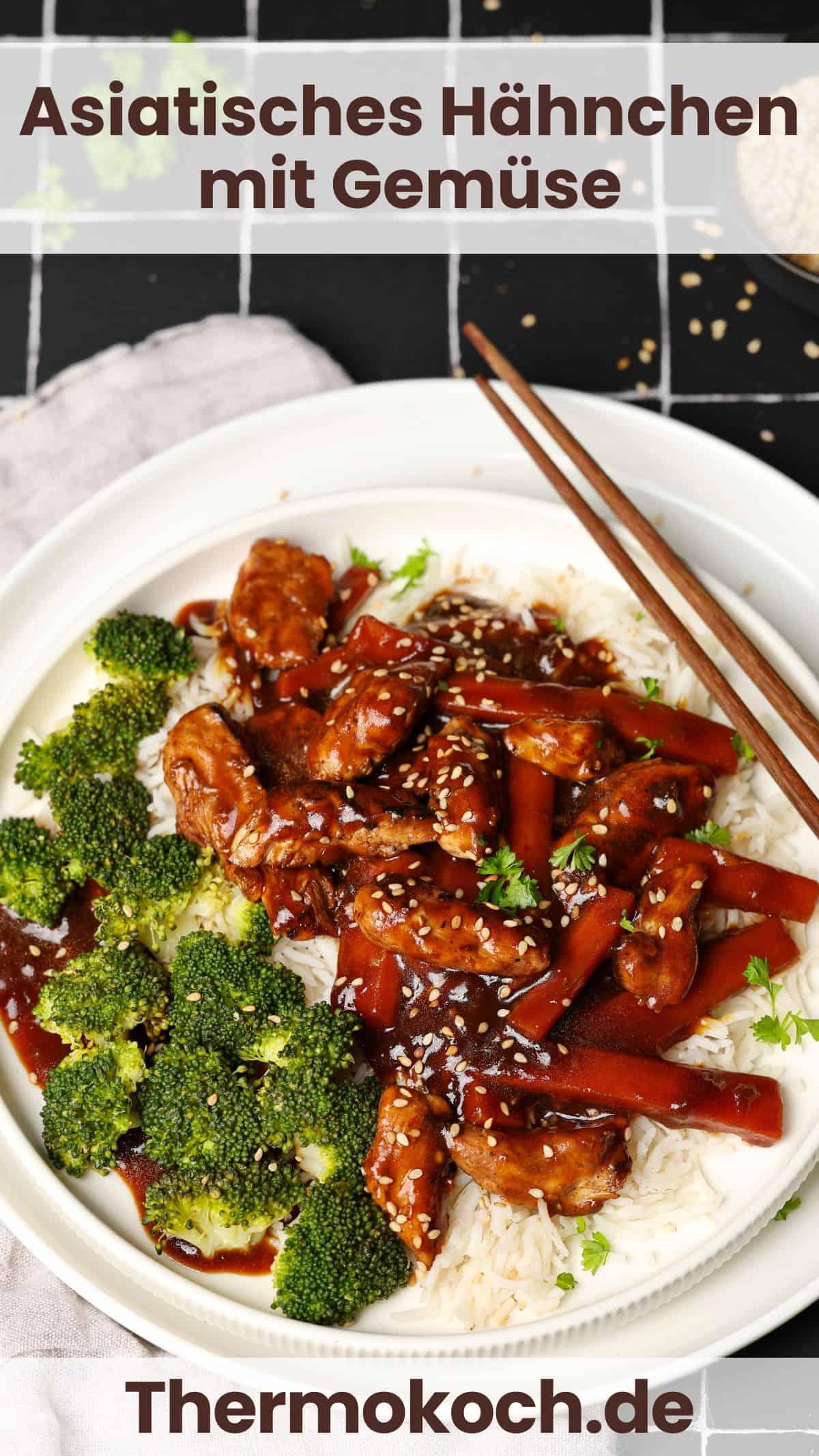 Ein weißer Teller mit asiatischem Hähnchen mit Gemüse und Reis.